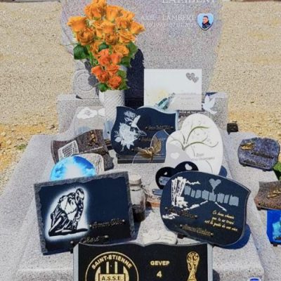 plaques et fleurs sur cimetiere